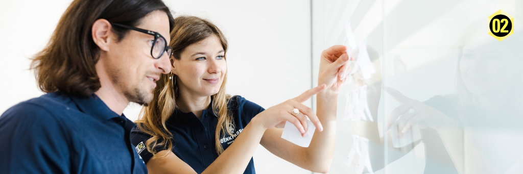 zwei Personen unterhalten sich über "Brand Forgiveness"