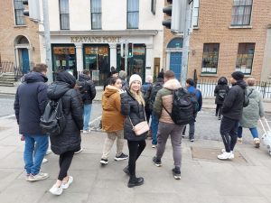 Reisegruppe ist in der Hauptstadt von Irland - auf den Straßen Dublins unterwegs