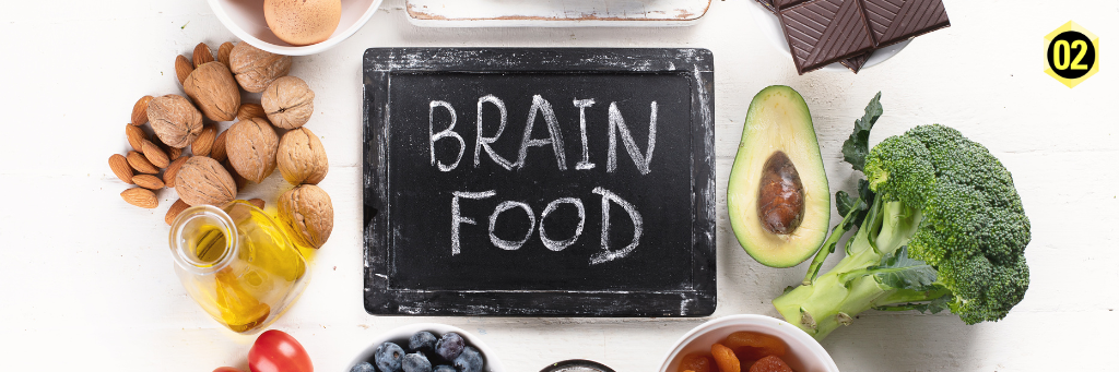 Tafel wo Brain Food oben steht und rundherum sind gesunde Lebensmittel gelegt