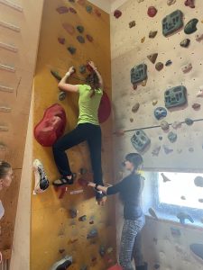 Boulderhalle Bleiburg wo Studierende klettert