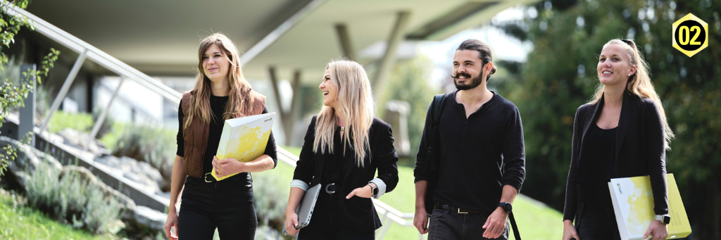 Unsere Studierenden gehen über das Geländer der FH CAMPUS 02