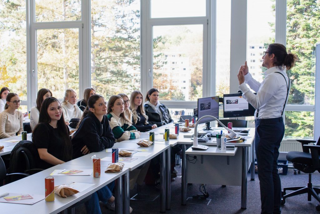 Lektor unterrichtet die HAK Unterrichtsklasse in einem Fh CAMPUS 02 Hörsaal