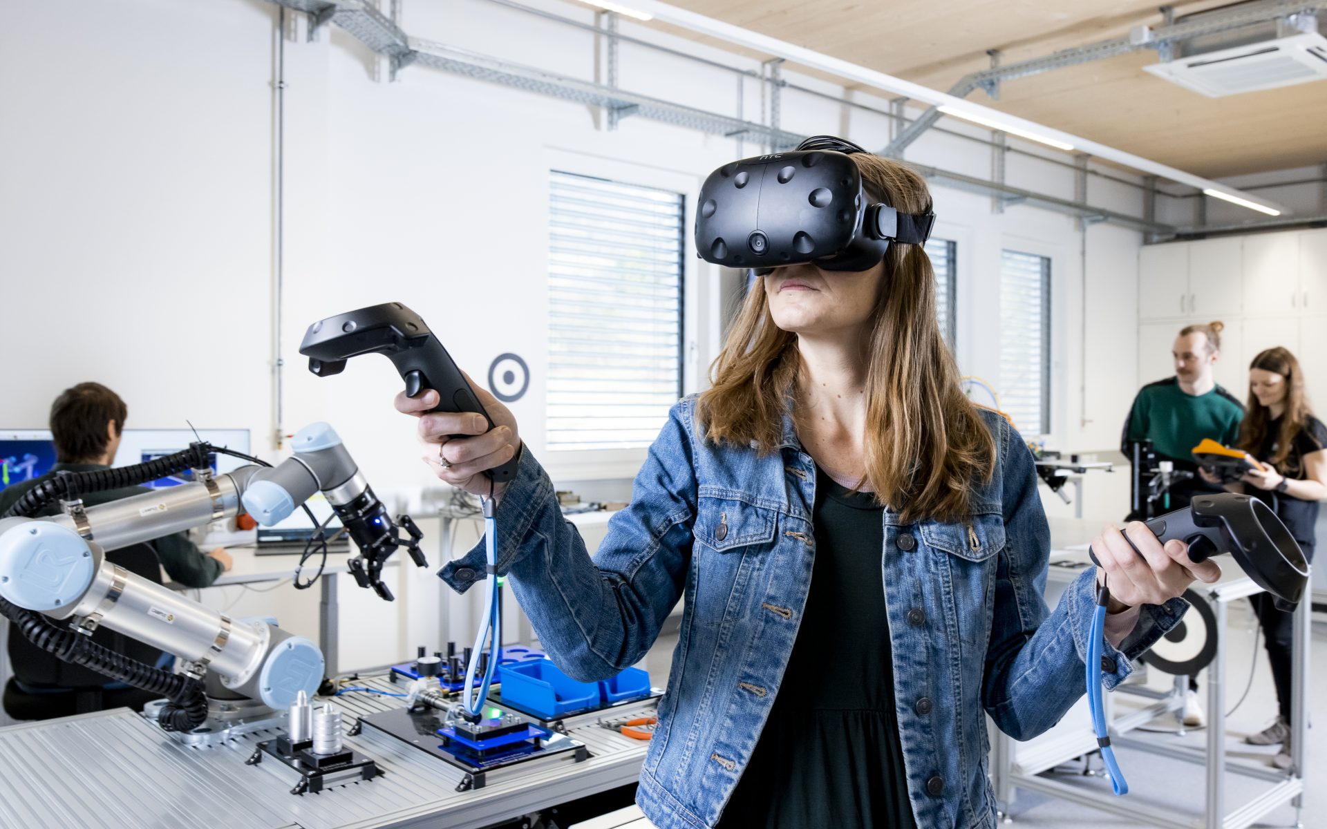 Virtual Reality, Person steht mit AR Brille in einem Labor