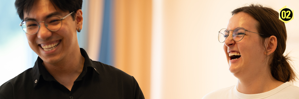 Zwei Studierende des Departments Innovationsmanagements arbeiten an einem Projekt