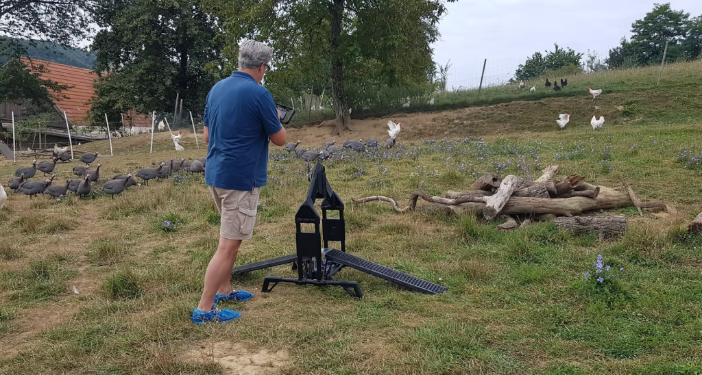 Chickenwatcher_Test auf Wiese