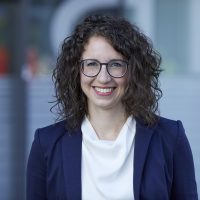Portrait einer Frau, frontal mit einem Lächeln