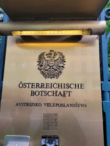 Tafel am Eingang der Österreichischen Botschaft in Ljubljana