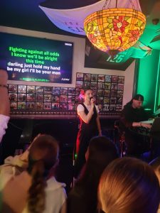 Studentin beim Karaoke singen