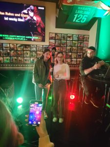 Zwei Studentinnen beim Karaoke singen.