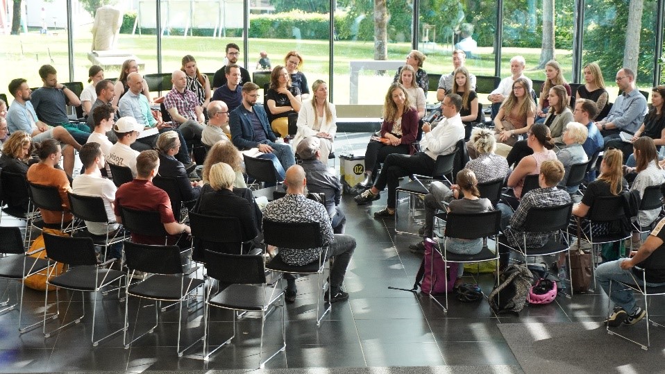 Fishbowl Diskussion Aula FH CAMPUS 02 Earth Talk