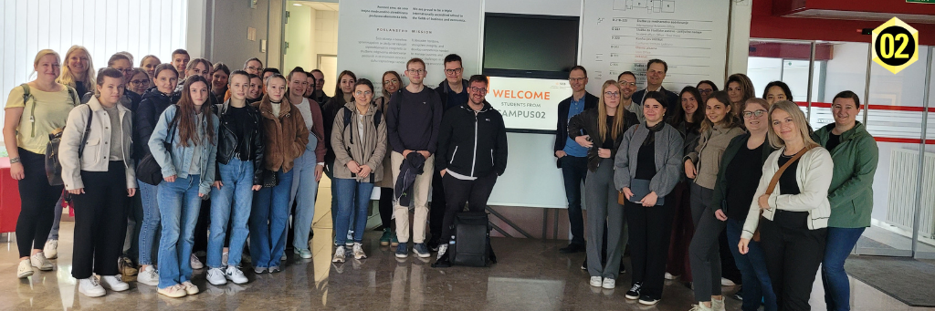 Gruppe von Studierenden zu Besuch an der Universität in Ljubljana