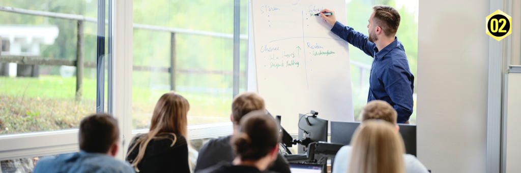 Lehrperson unterrichtet Studierende