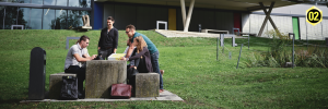 Studierende vor dem Hauptgebäude der FH CAMPUS 02