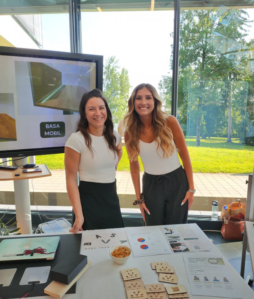 Zwei Studentinnen vor ihrem Ausstellungsstand