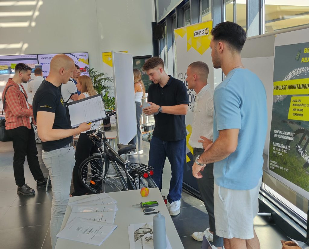 Ein Ausstellungsstand auf der Innovationsmesse der FH CAMPUS 02