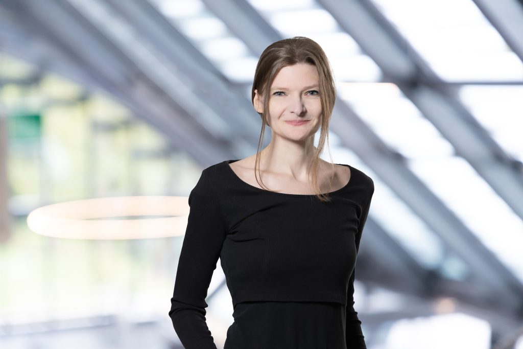 Porträtfoto von Julia Kräuter