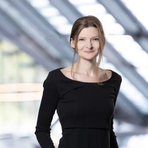 Porträtfoto von Julia Kräuter