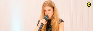 Jasmin Fuchs spricht auf der Bühne