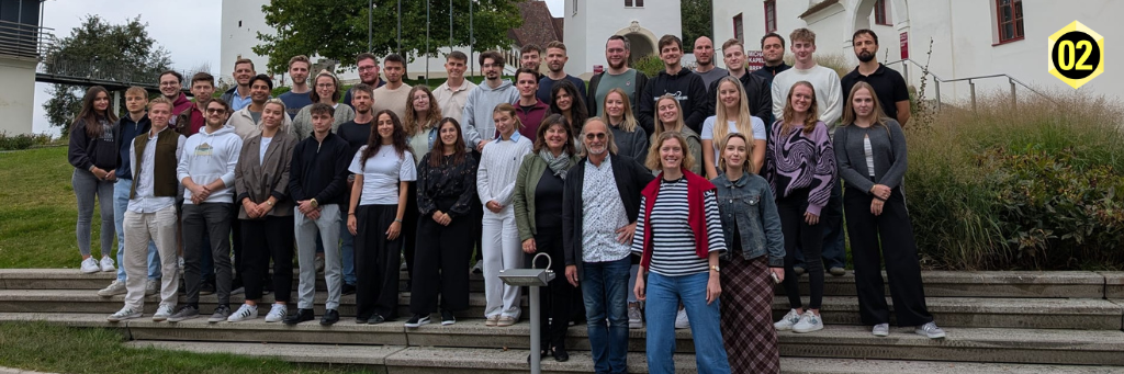 Gruppenfoto der Studierenden vor dem Schloss Seggau