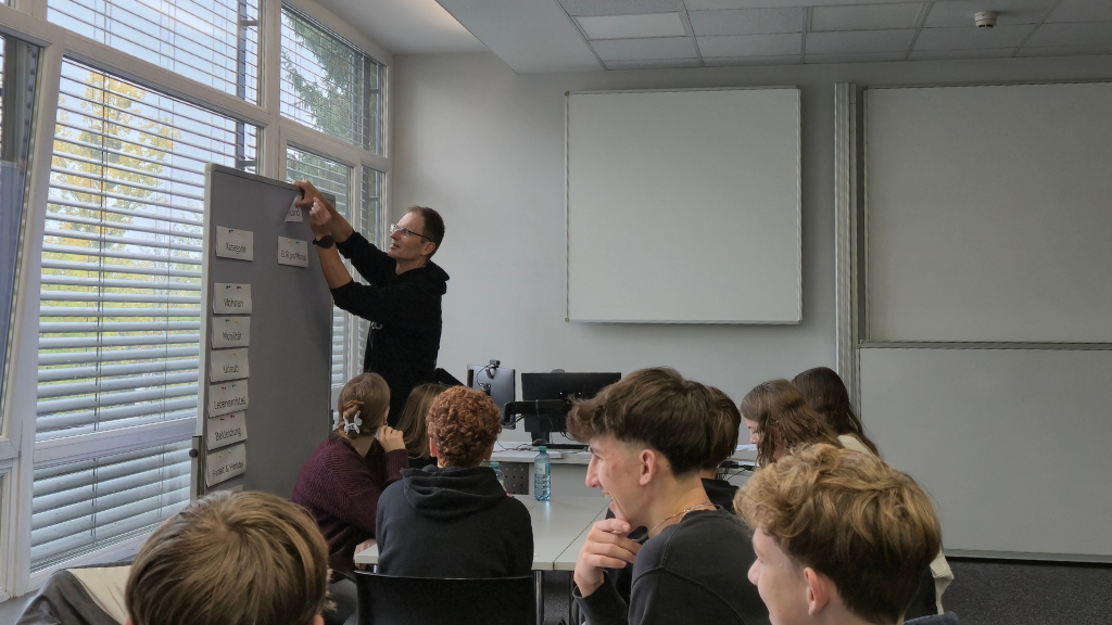 FH-Prof. Reautschnig schreibt an der Tafel