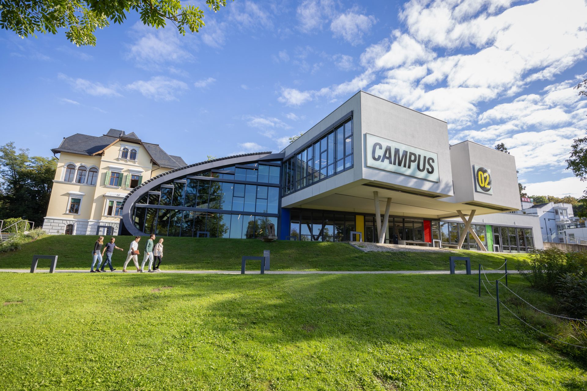 Das Gebäude Campus Zusertal und die Villa Ferry