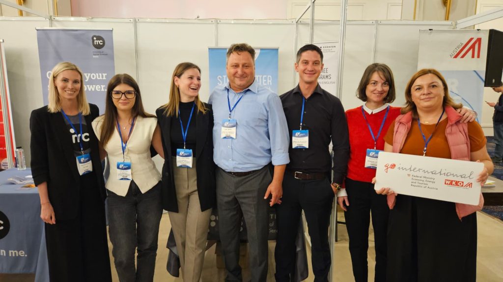 Dr. Ioan Turcin vom Department Automatisierungstechnik und Dr. Berndt Jesenko vom Department Informationstechnologien und Wirtschaftsinformatik mit weiteren Messe-Team-Mitgliedern.