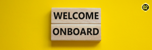 schwarzer Schriftzug "Welcome on board" mit gelbem Hintergrund