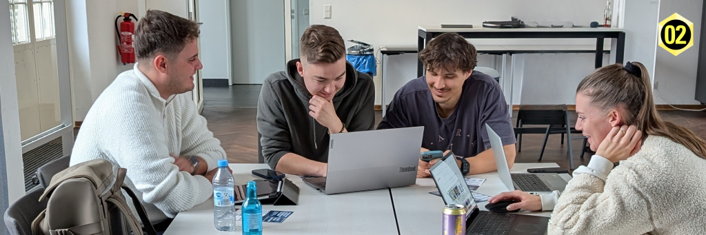 Master- und Bachelor-Studierende arbeiten gemeinsam an echten Praxisbeispielen.