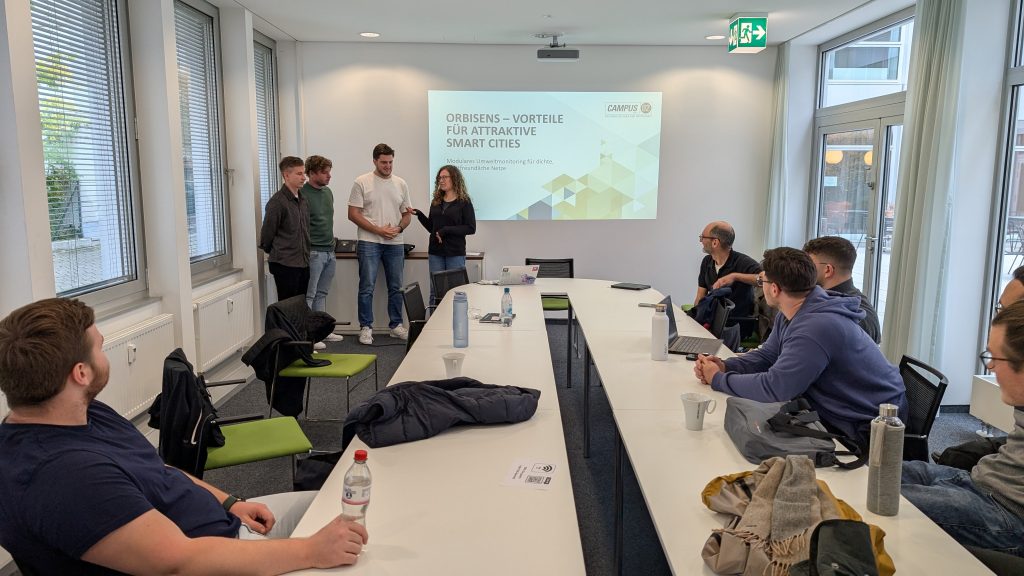 Studierende präsentieren ihre Ergebnisse vor der Gruppe