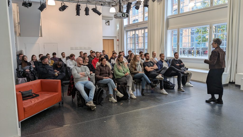 Studierende hören dem Vortrag von Prof. Claudia Henschel zu.