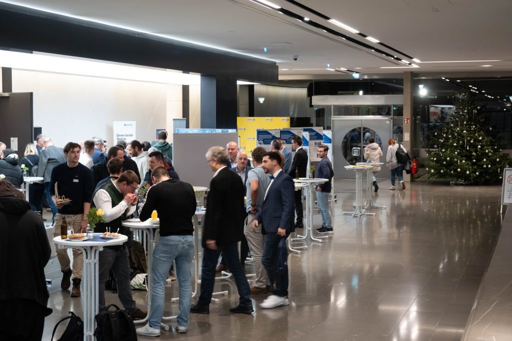 Besucherinnen der Veranstaltung im Foyer