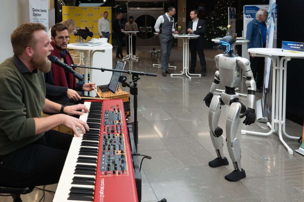 Humanoider Roboter hört einer Band beim Spielen zu