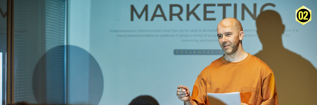 Mann unterrichtet Marketing vor einem Whiteboard