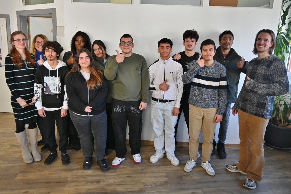 Jugendliche und Mitarbeitende der FH CAMPUS 02 zeigen einen Daumen hoch in die Kamera