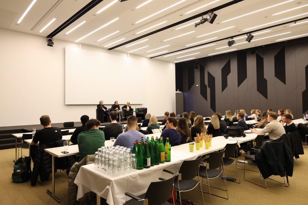 Studierende hören bei der Podiumsdiskussion zu