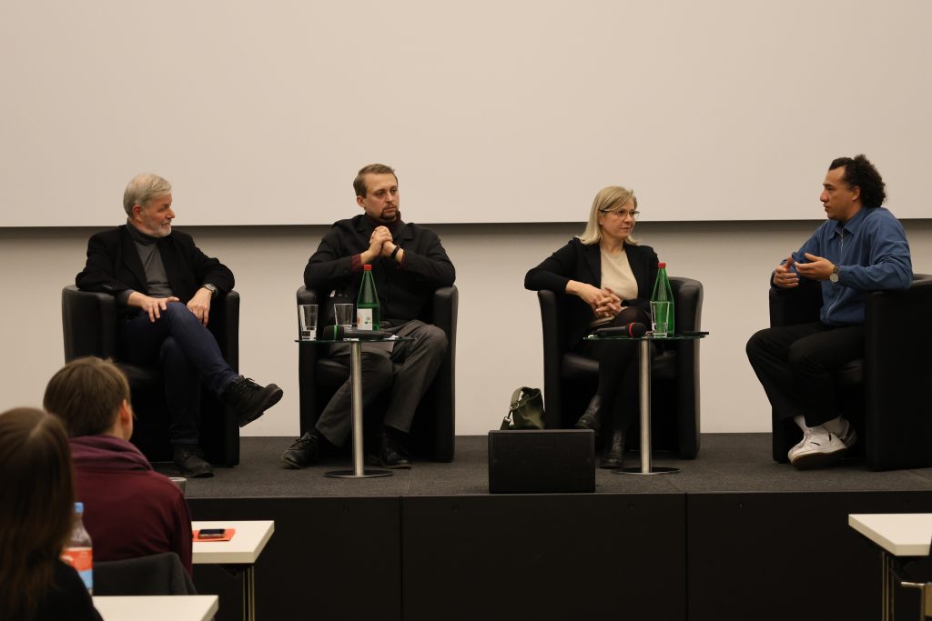 Expert*innen diskutieren auf der Bühne