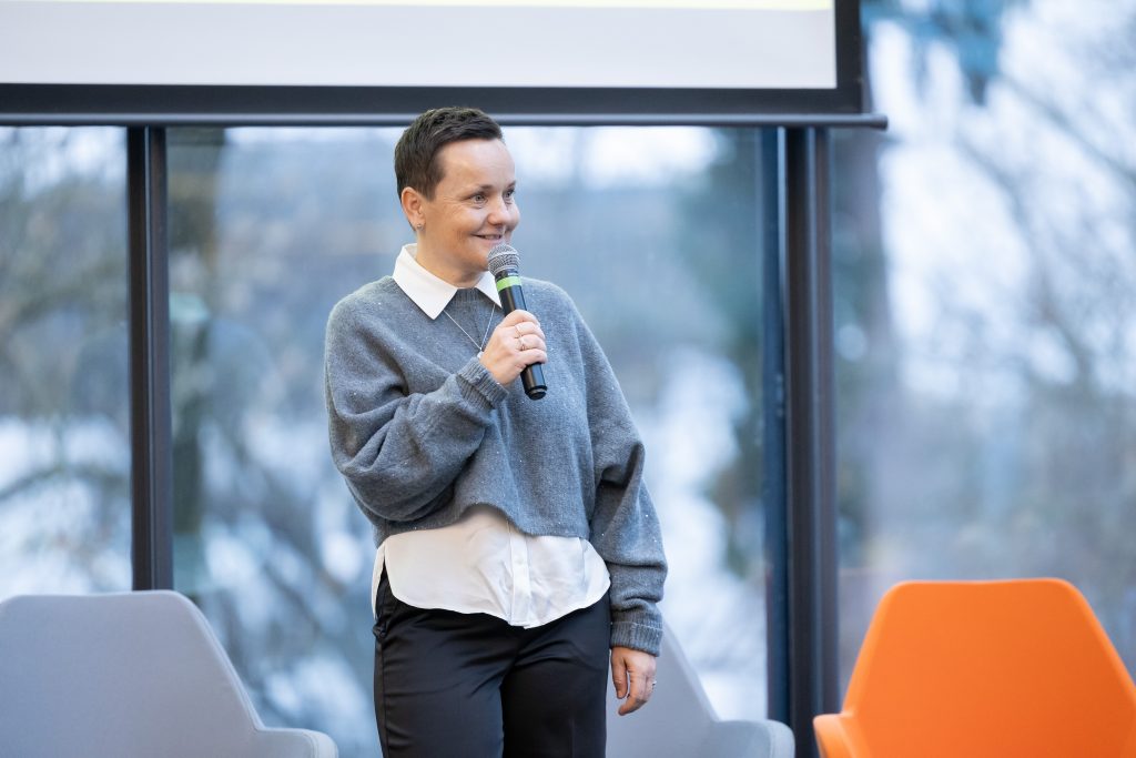 Ursula Haas-Kotzegger spricht auf der Bühne