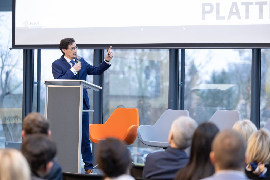 Der Leiter des Josef-Ressel-Zentrums hält auf der Bühne einen Vortrag über Plattformen.