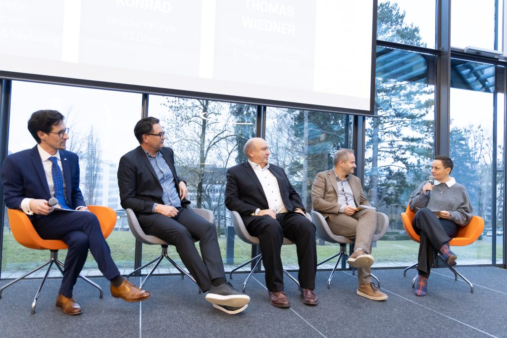 Podiumsdiskussion auf der Bühne