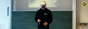 FH CAMPUS 02 Mitarbeiter zeigt im H Quadrat Wolfsberg wie eine VR Brille funktioniert