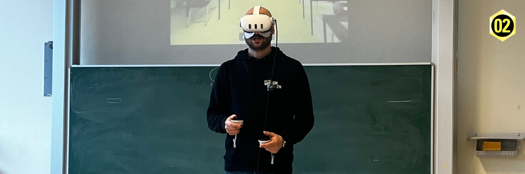 FH CAMPUS 02 Mitarbeiter zeigt im H Quadrat Wolfsberg wie eine VR Brille funktioniert