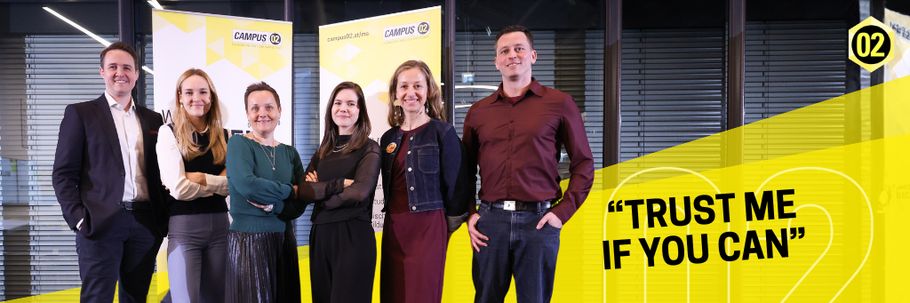 Speaker*innen auf der Bühne in der Aula der FH CAMPUS 02