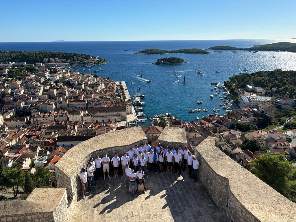 Gruppenfoto der Segelgruppe am Meer