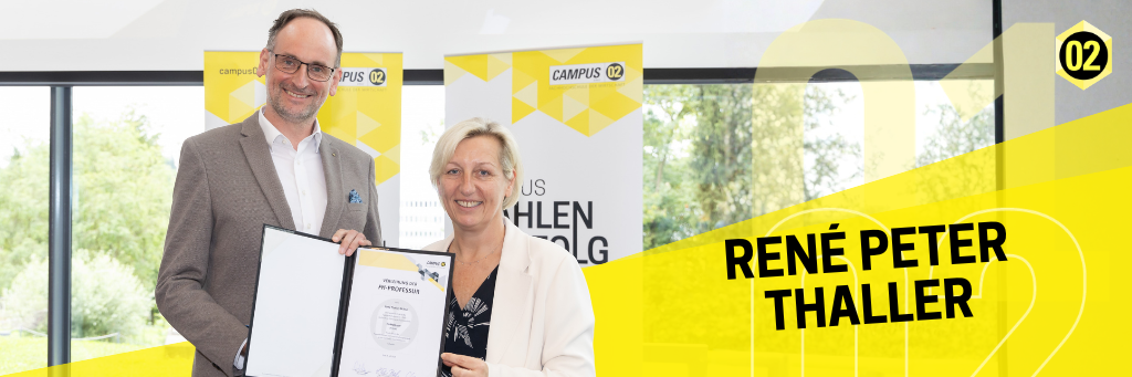 FH-Rektorin Kristina Edlinger Ploder überreicht René Peter Thaller die FH-Professur