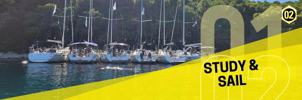 Segelboote in einer blauen Bucht in Kroatien