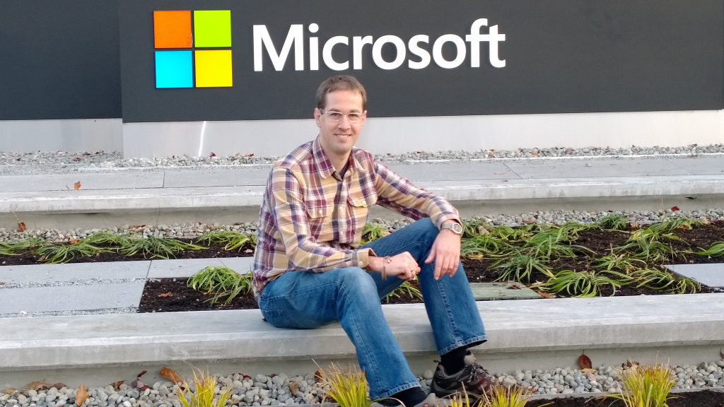 Michael Kröpfl vor einem Microsoft Schild