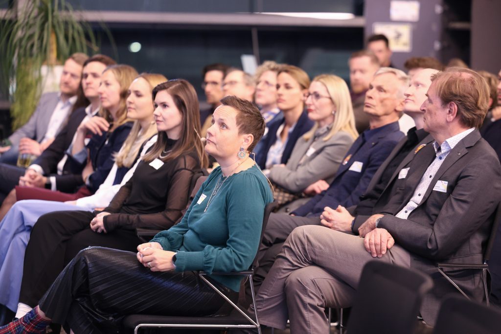 Aufmerksames Publikum schaut auf die Bühne