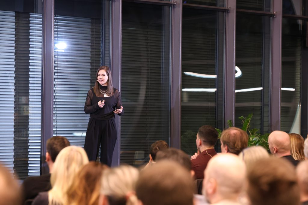 Kahtrin Hiller hält einen Vortrag auf der Bühne