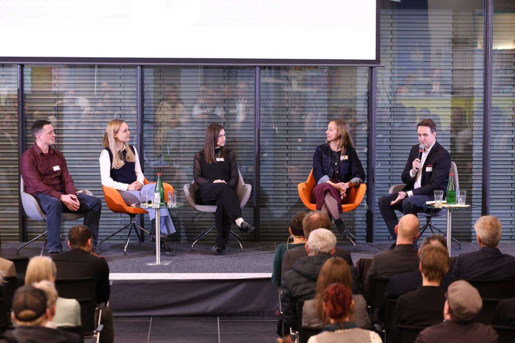 Paneldiskussion auf der Bühne