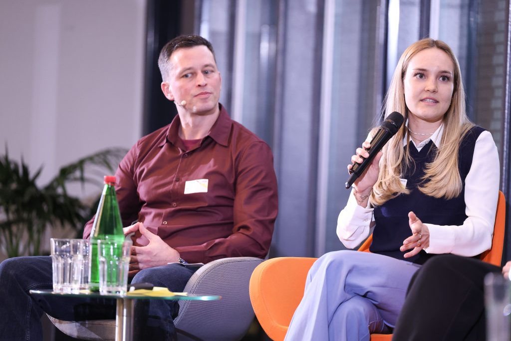 Clara Wawrina spricht während der Paneldiskussion in ein Mikrofon